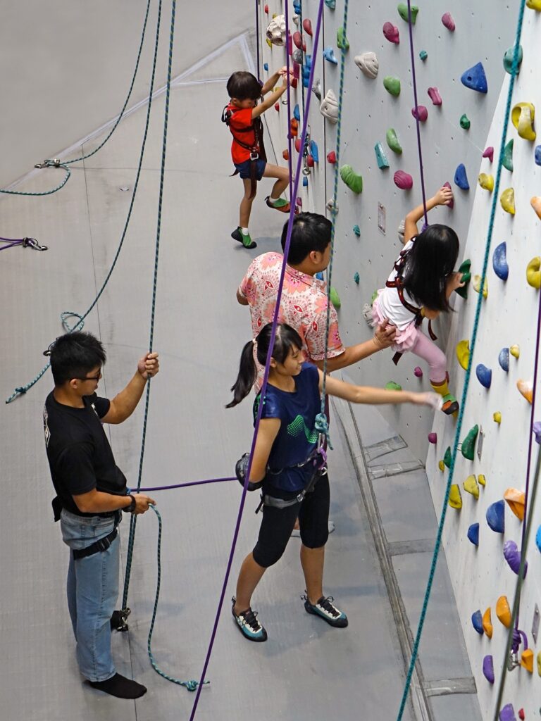 Ook kinderen kunnen klimmen bij een klimmuur.
