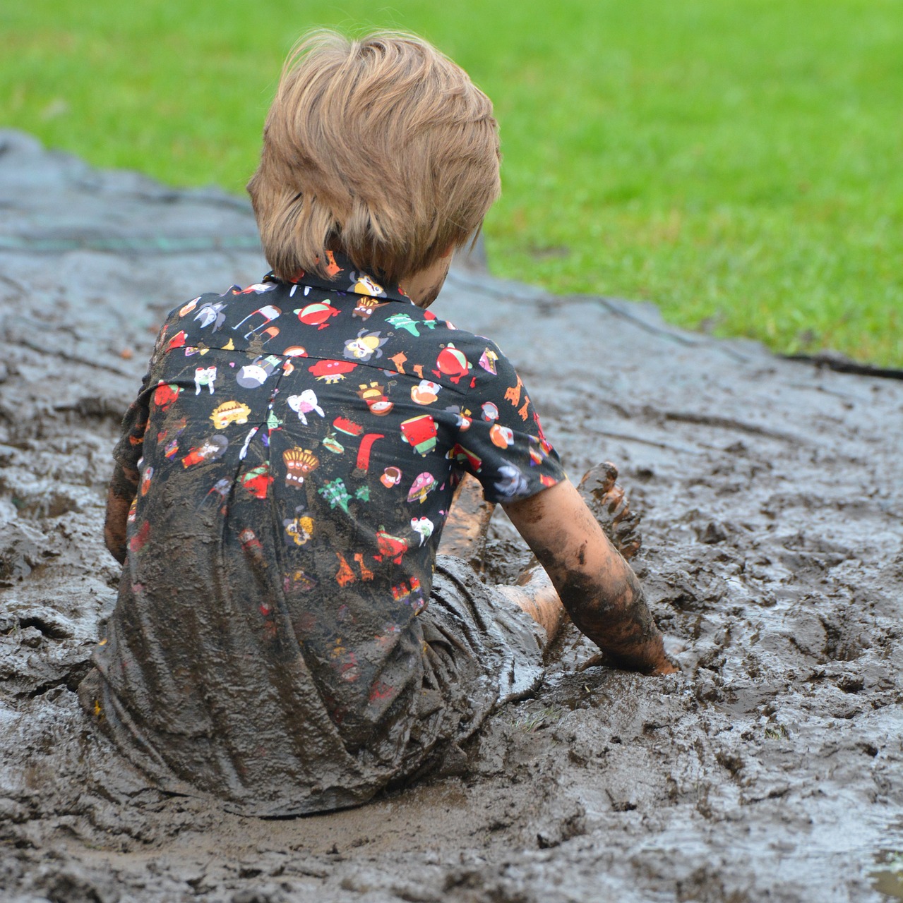 Een jongen in een modderbad...stereotype jongen?